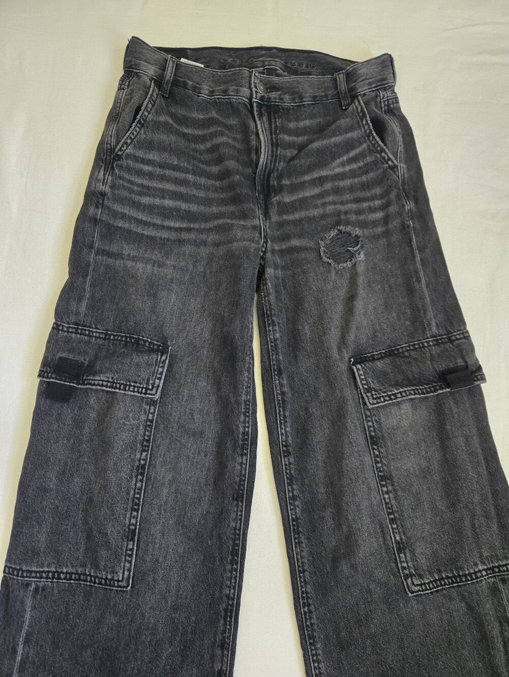 American Eagle Super High Rise Baggy Wide Leg Jeans Cargo Black Size 0 Short - Picture 2 of 12